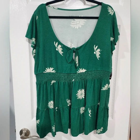 NWT Torrid Green Super Soft Tie Front Keyhole Babydoll Top in Size 2 - Picture 2 of 11